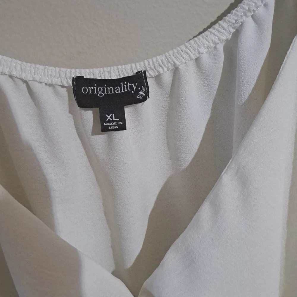 Elegant Off- White Puff Sleeve Top - Picture 2 of 4